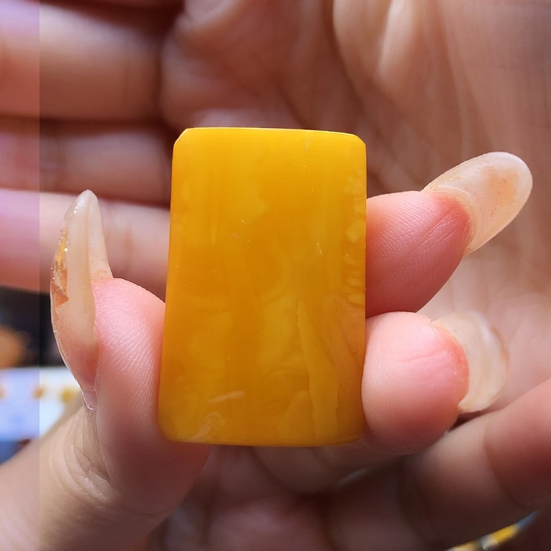 18K金镶嵌颈饰蜜蜡吊坠