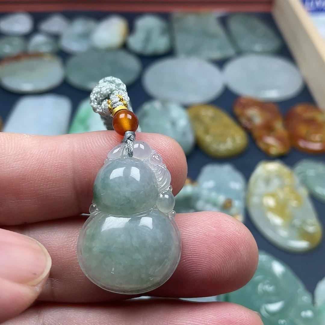 翡翠未镶嵌颈饰葫芦