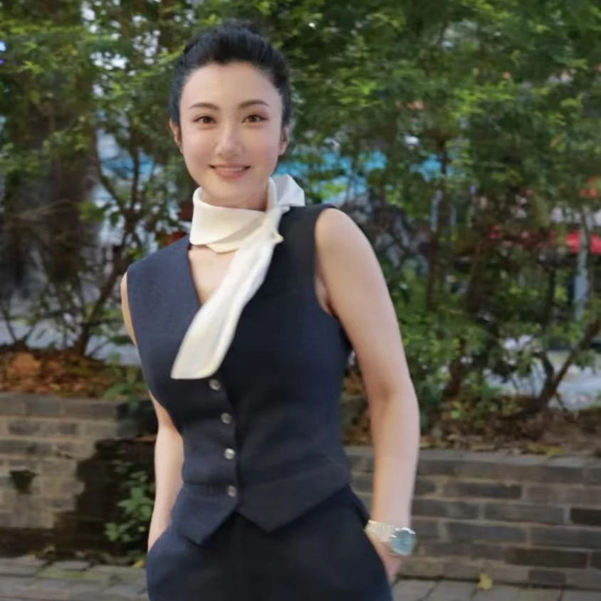 【壁虎姐】GECKO2025春季新款 藏蓝色V领无袖马夹 修身直筒裤套装