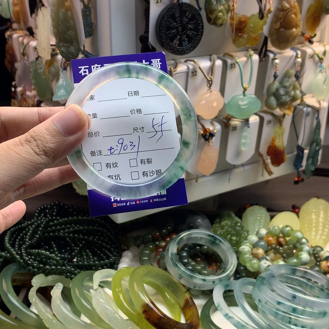 【闪购商品】石英质玉手镯未镶嵌狗*K