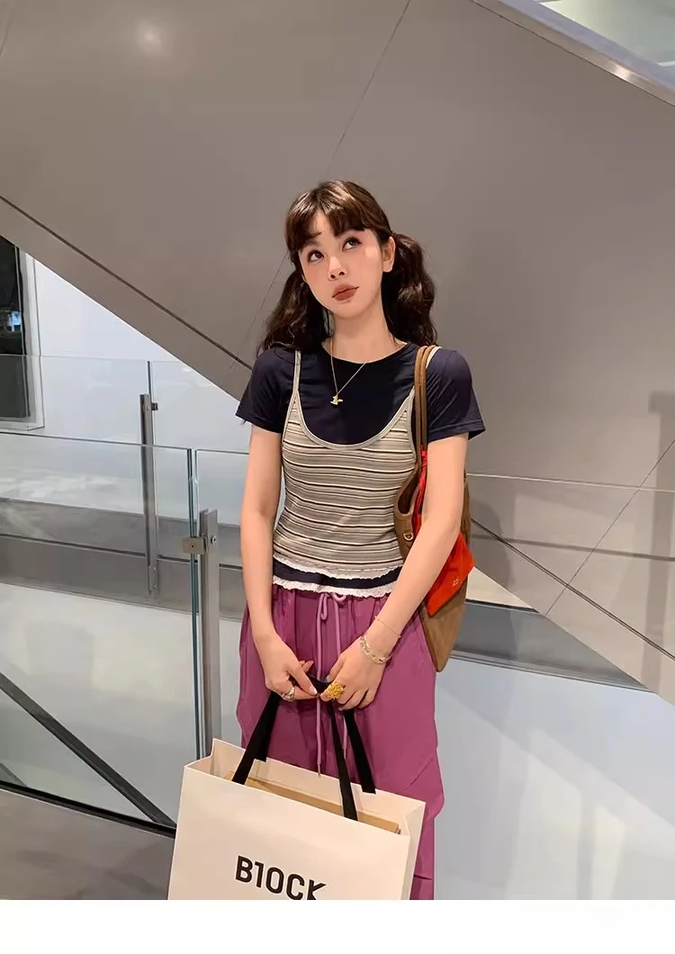 周美美 告别单调木耳花边条纹吊带撞色包边假两件短袖