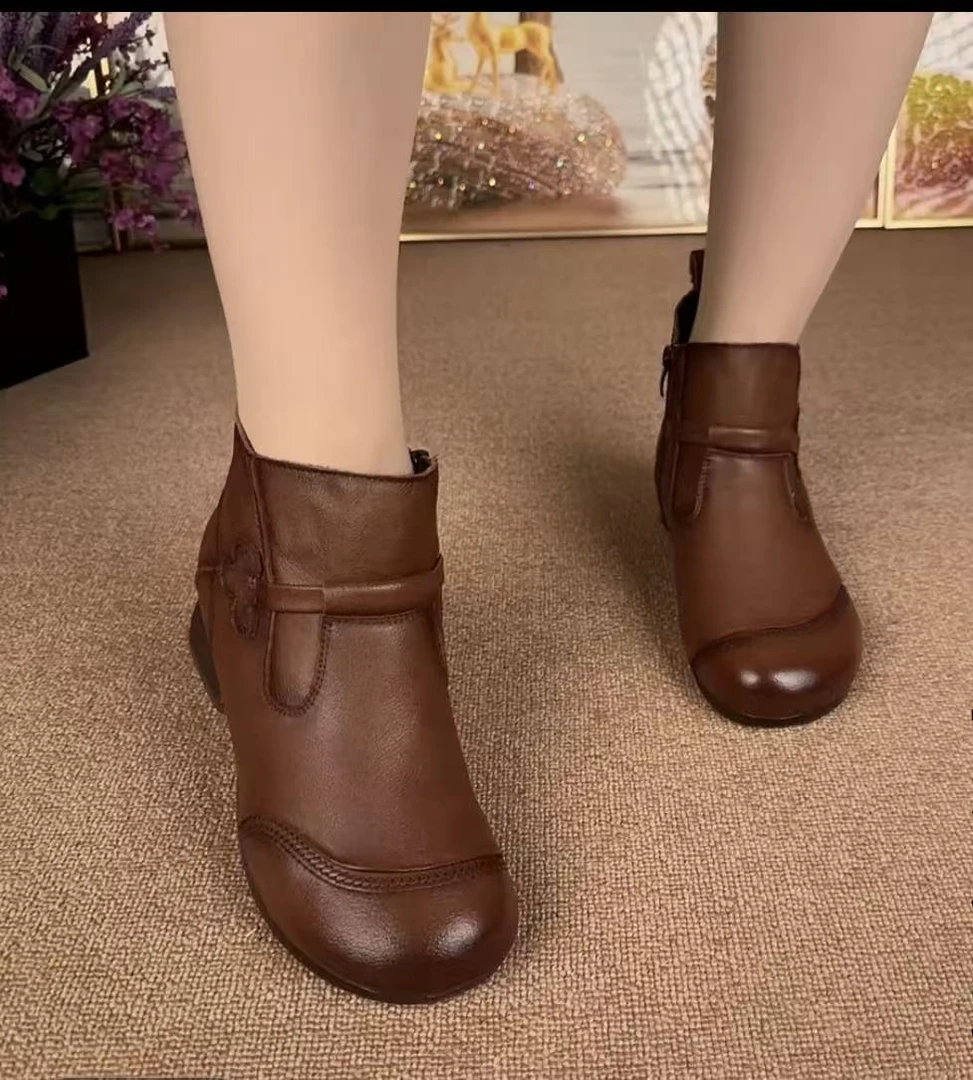 中粗跟复古圆头民族风真皮软底加绒妈妈短靴