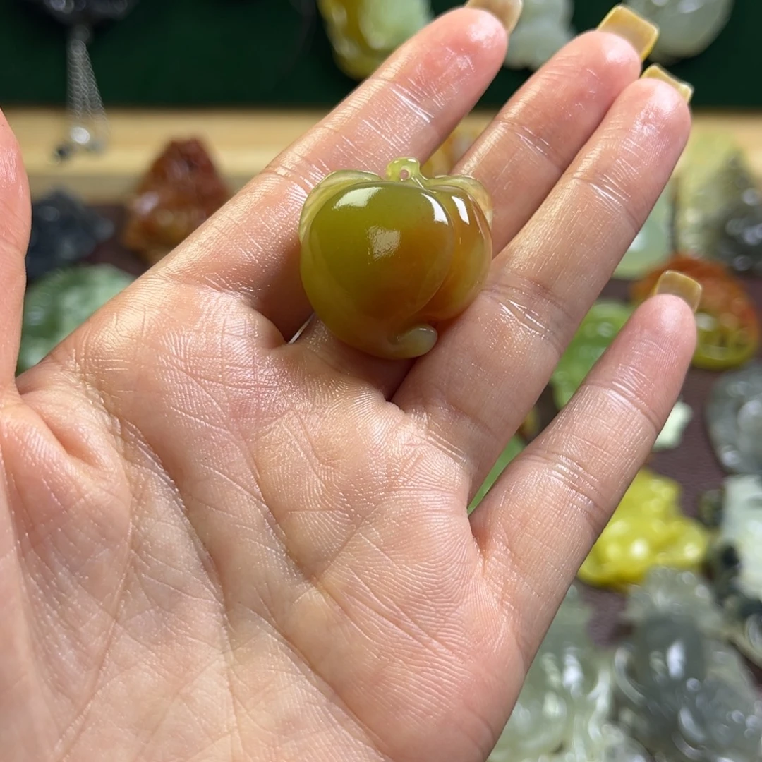 从***.蛇纹石玉未镶嵌颈饰