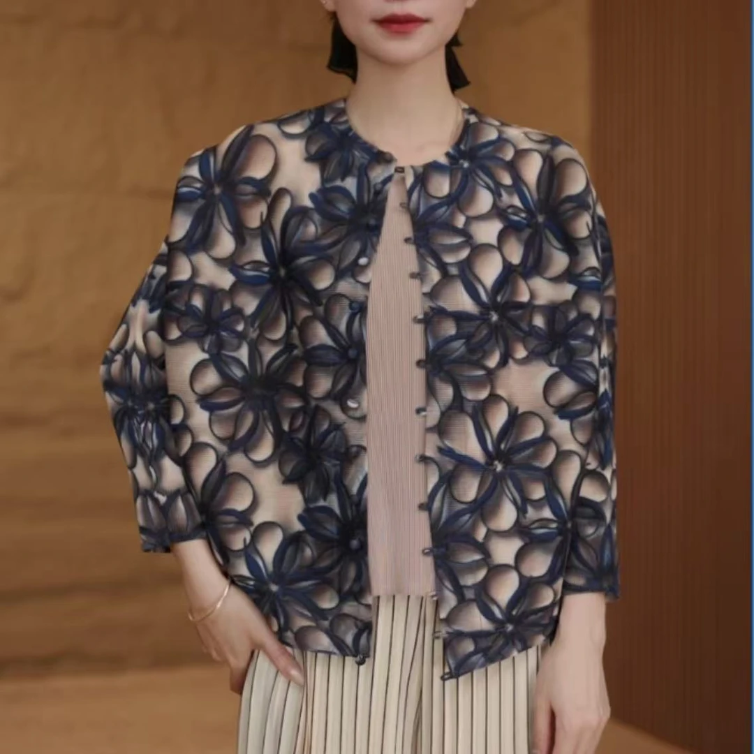 华姐三宅新款国风气质褶皱显瘦抖抖时尚女士百搭短外套