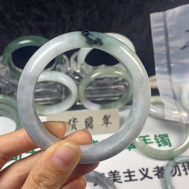 翡翠未镶嵌手镯18号。 56.7圈