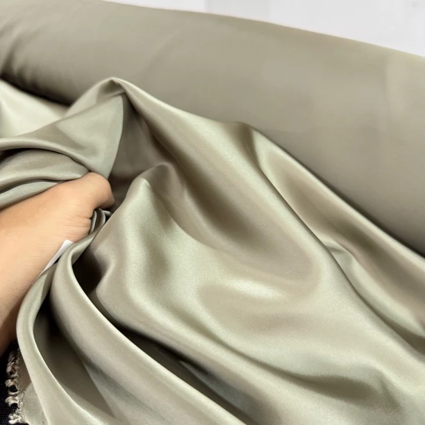 18 丝滑有光泽的绸缎裙子面料5米价
