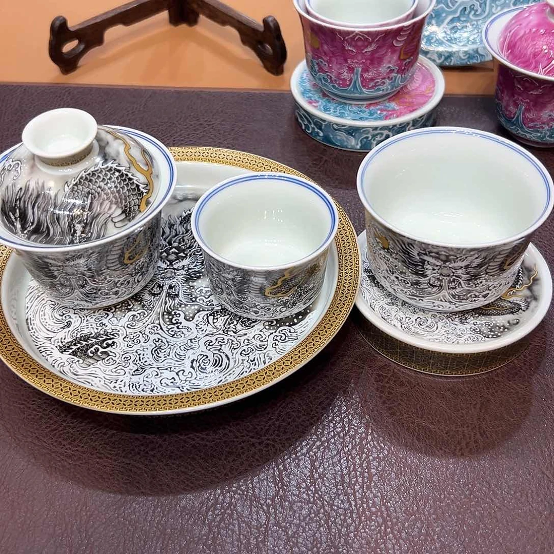 摆件景德镇陶瓷艺术展在上海举办期间举行开幕仪式和庆祝