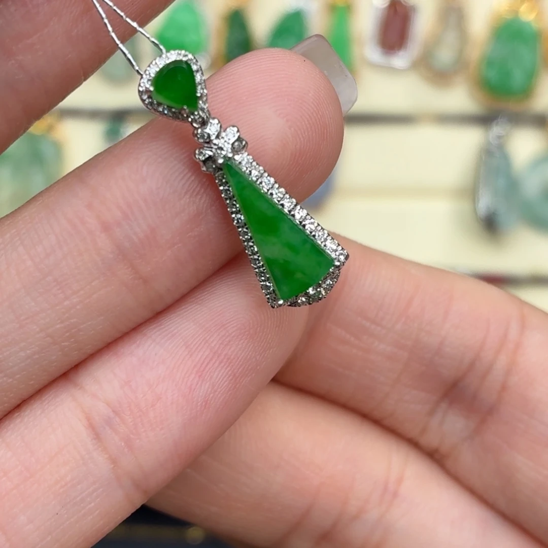 翡翠18K金镶嵌颈饰