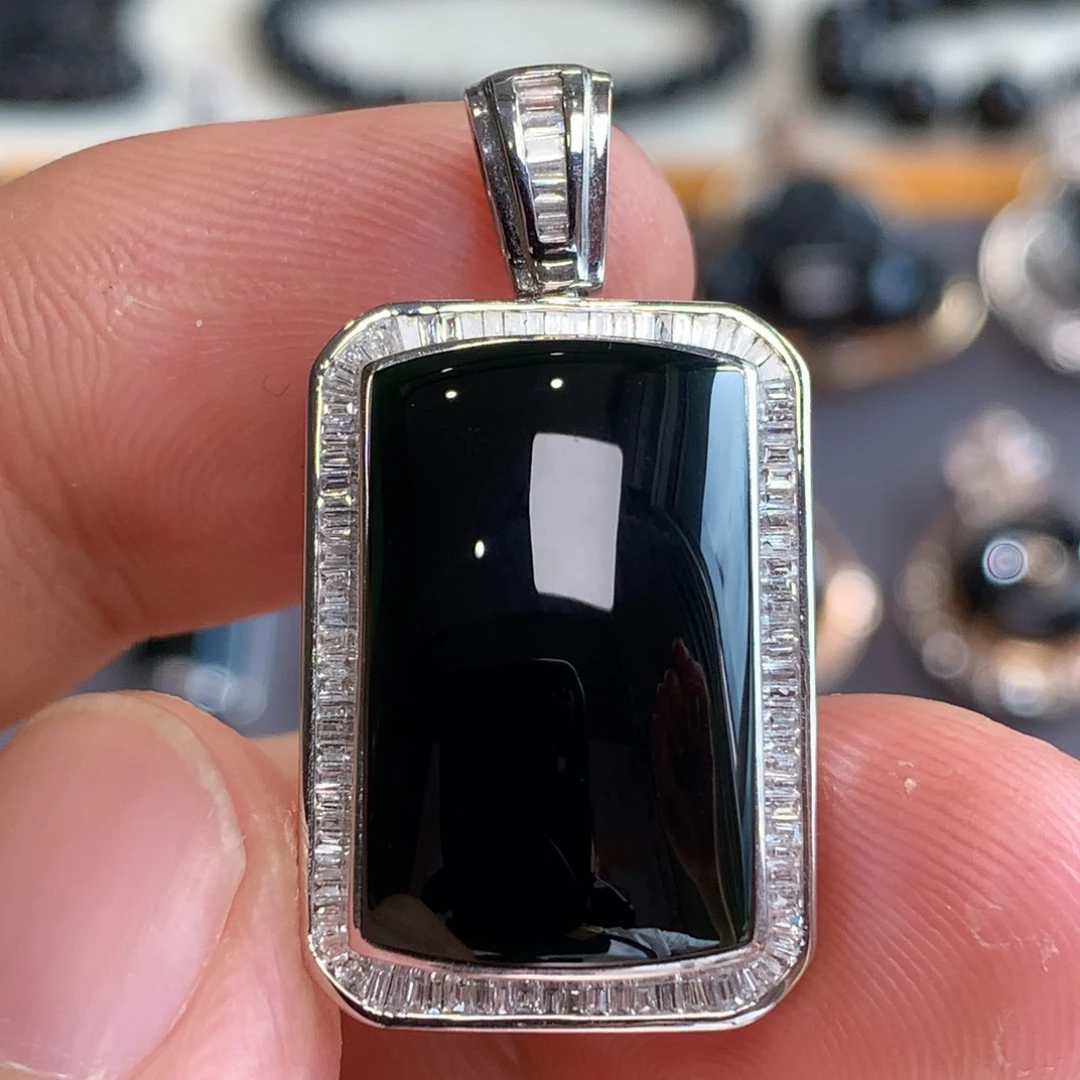 颈饰18K金镶嵌翡翠墨翠无事牌