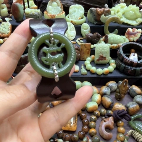 妍***岫岩老玉（透闪石质玉）未镶嵌颈饰