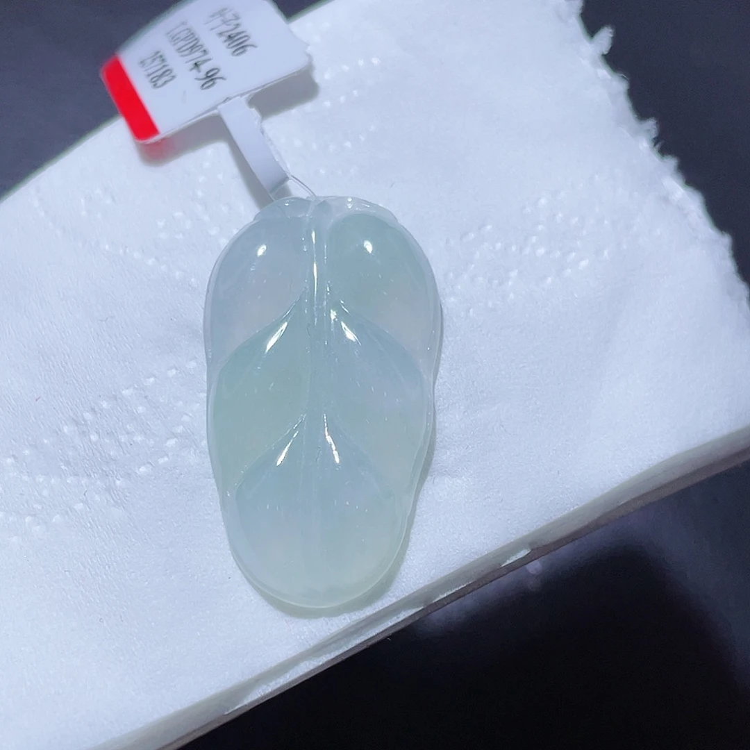 定制翡翠未镶嵌翡翠。