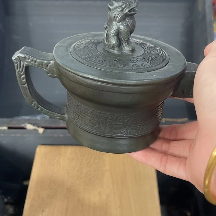 茶壶紫泥原矿泥料手工制作的一把紫砂壶。