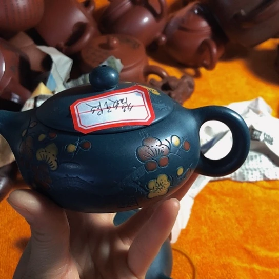 紫砂茶壶原矿泥料手工制作的紫砂壶。