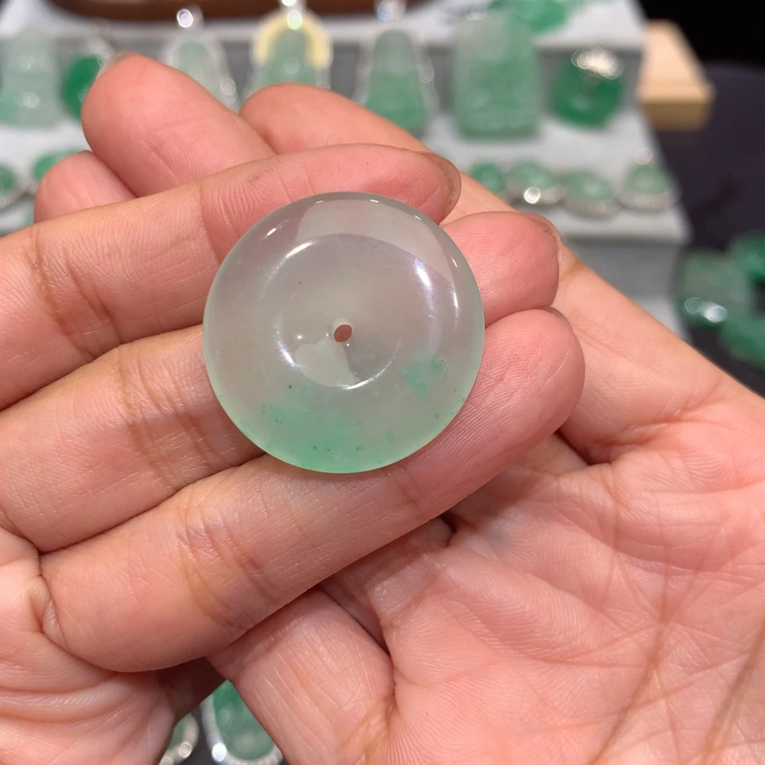 颈饰未镶嵌石英质玉（非洲翠）