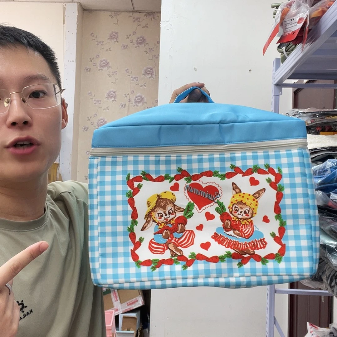 PU化妆包等产品为一体
