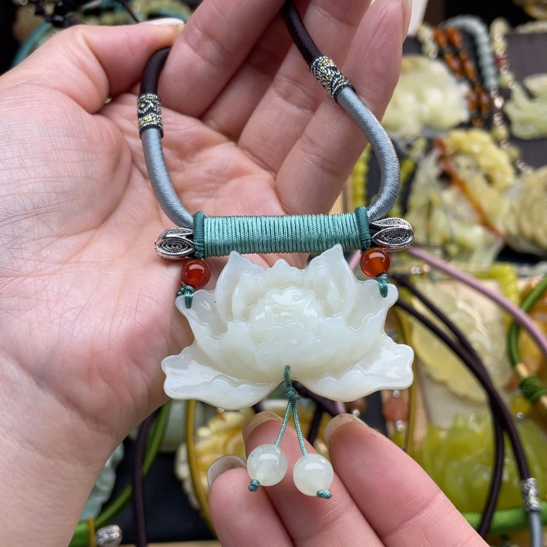 蛇纹石玉颈饰未镶嵌