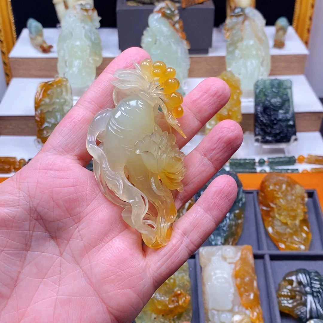 蛇纹石玉未镶嵌颈饰莲*白