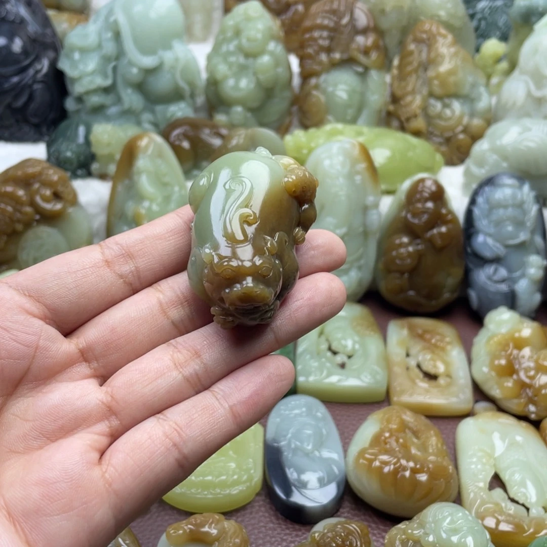 龚***财颈饰未镶嵌和田玉