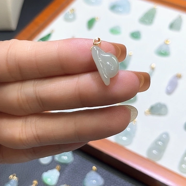 翡翠18K金镶嵌颈饰