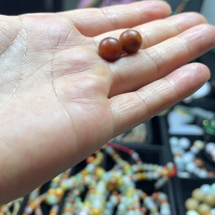 翡翠未镶嵌颈饰两颗