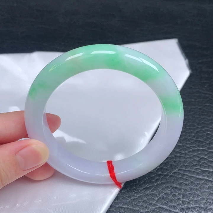 翡翠手镯未镶嵌。