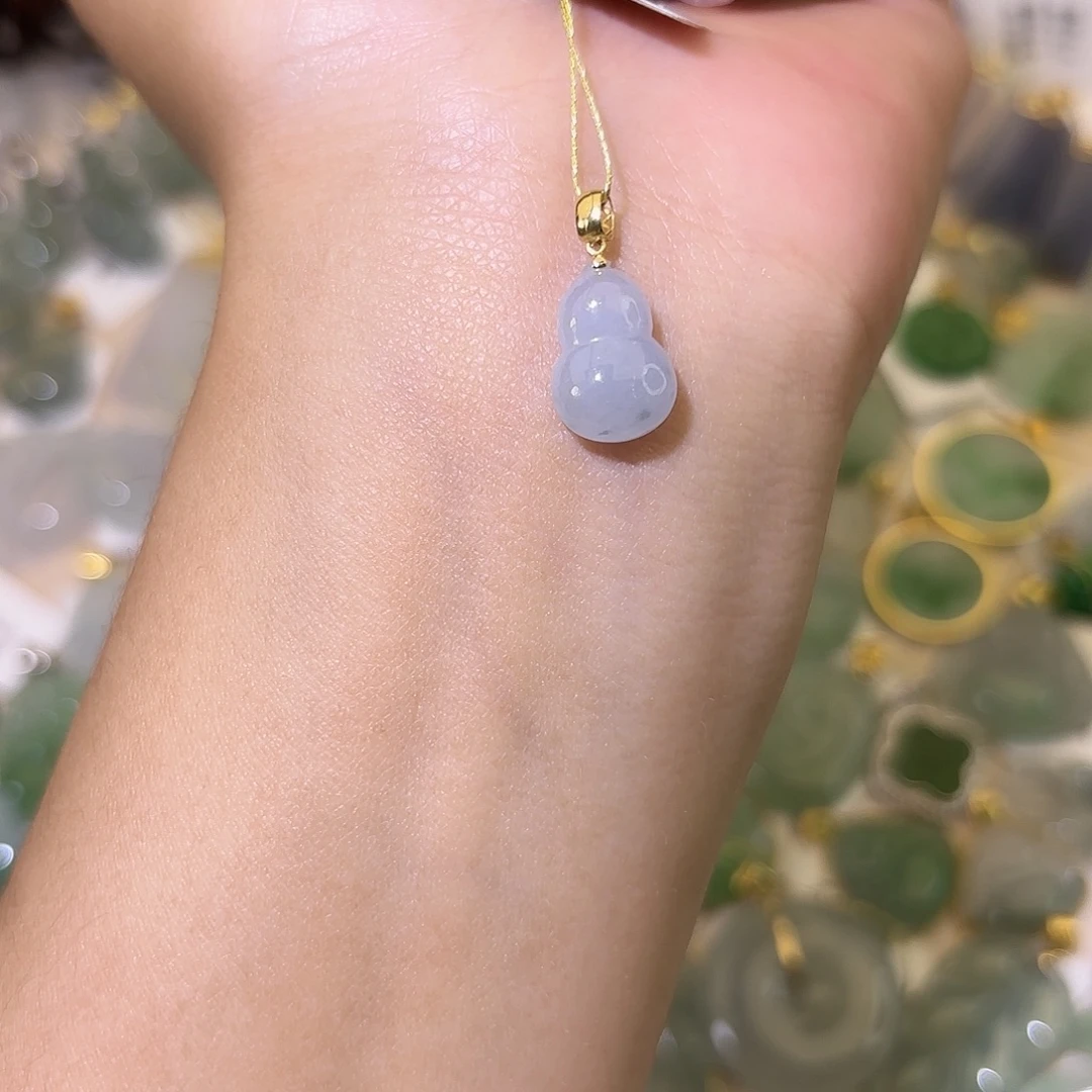 翡翠18K金镶嵌颈饰葫芦