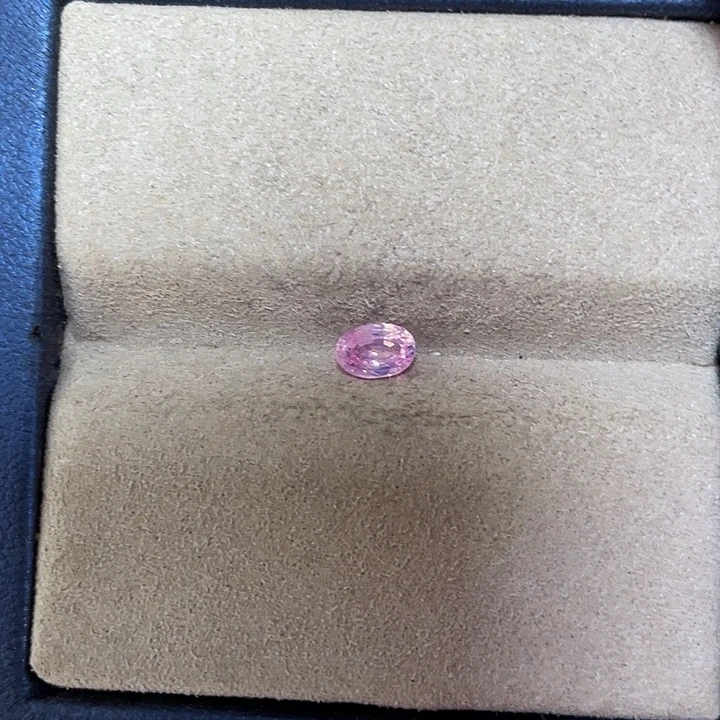 定制蓝宝石未镶嵌裸石0.76克拉