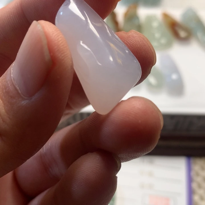 胖***了翡翠未镶嵌颈饰翡翠