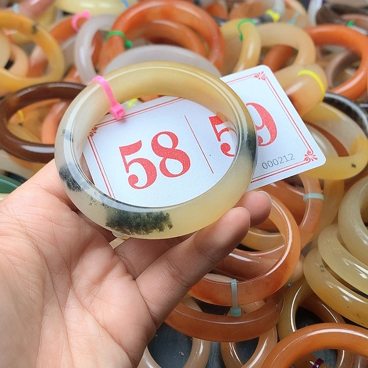 未镶嵌石英质玉（黄龙玉）手镯任****痛