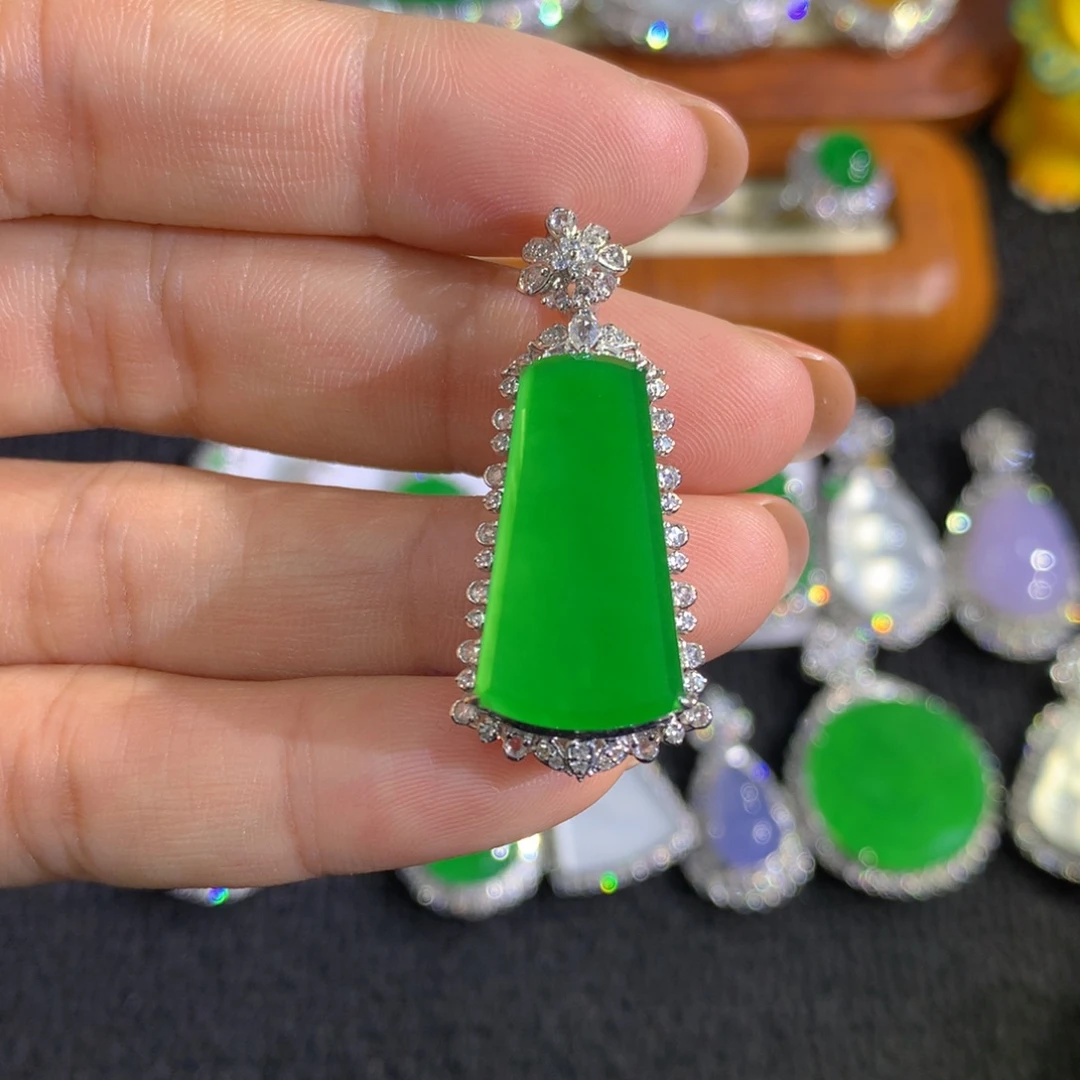 翡翠18K金镶嵌颈饰