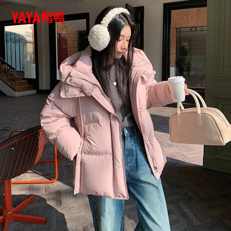 YAYA/鸭鸭新款纯色90白鸭绒厚款时尚中长款连帽羽绒服YE4B621332N