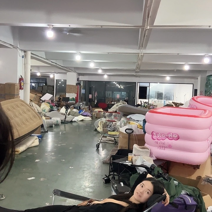 黑色折叠躺椅带方桌白边