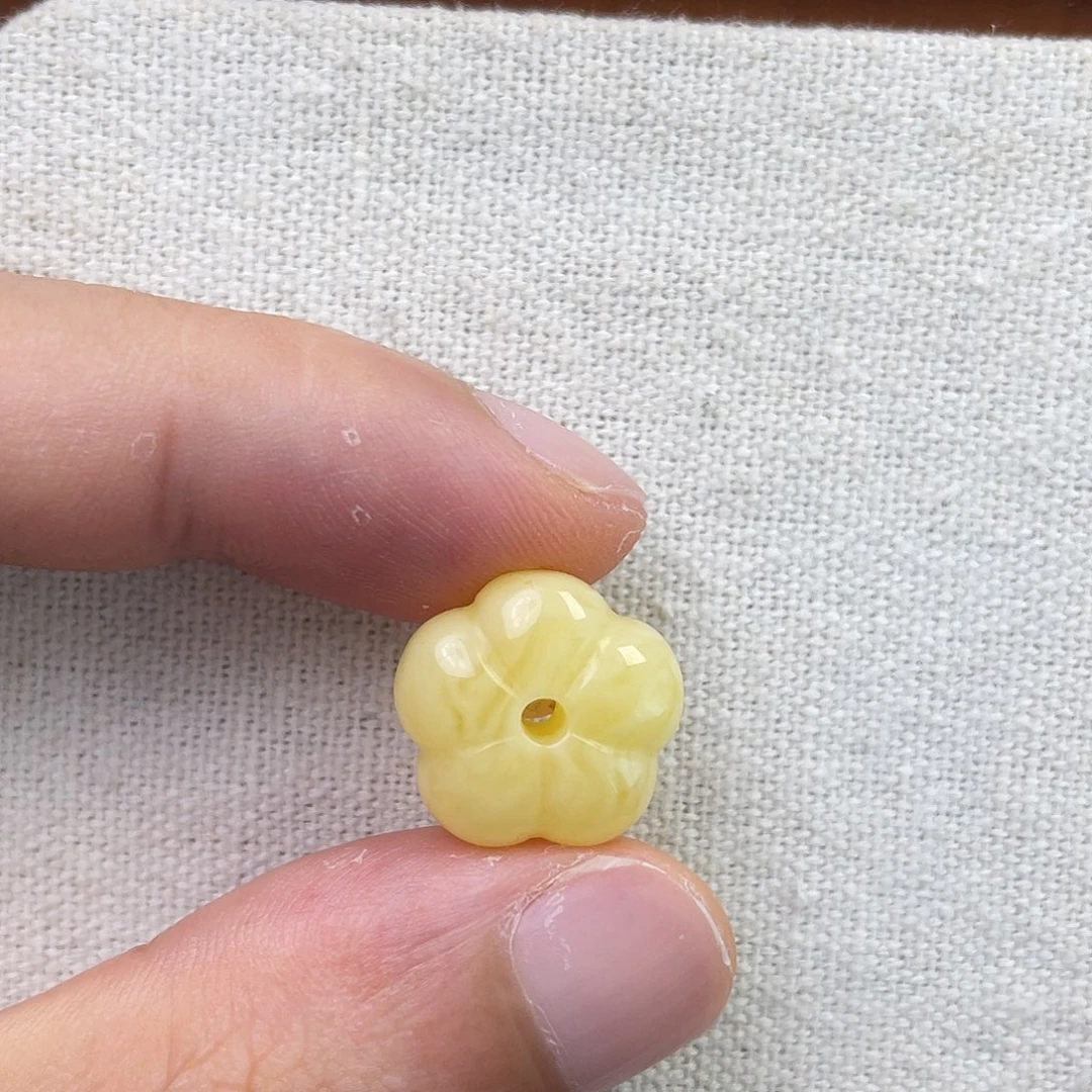 裸石琥珀未镶嵌花花