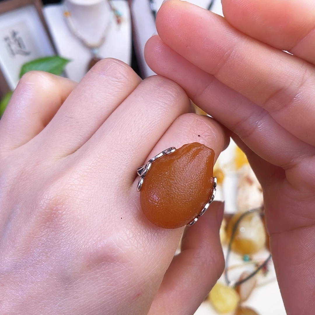 未镶嵌琥珀珠宝奇石。