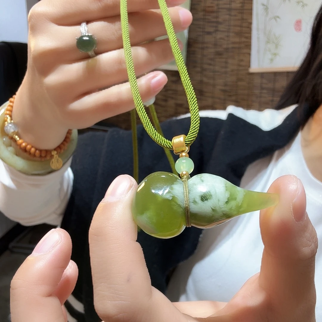 蛇纹石玉未镶嵌颈饰