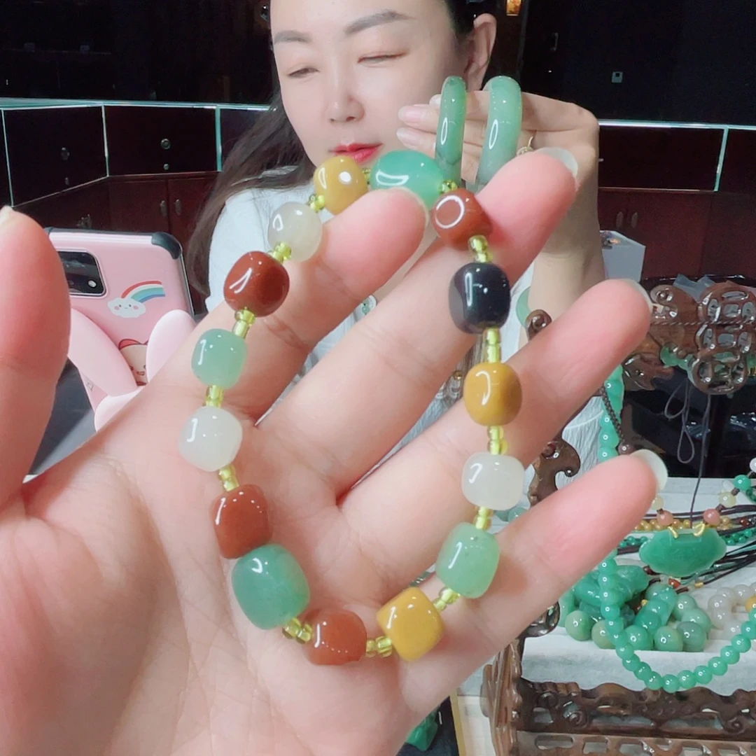 颈饰未镶嵌密玉（石英质玉）