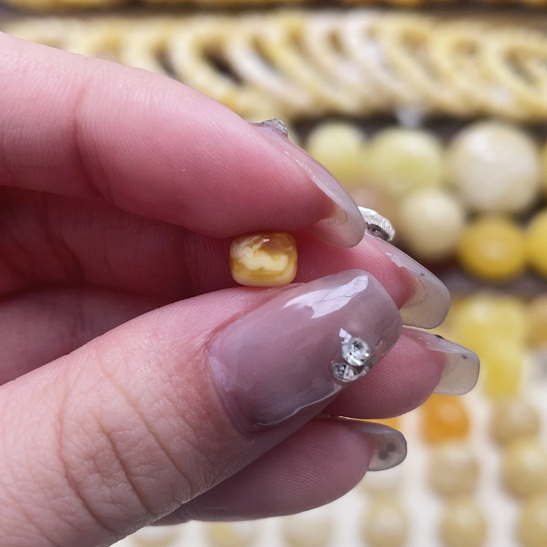 琥珀未镶嵌裸石6.4*5.2mm氧化款老型瑕