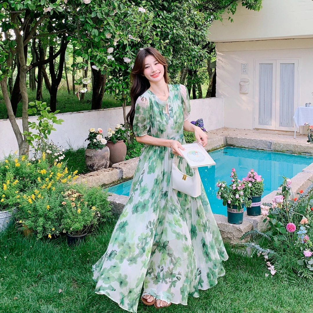 法式浪漫碎花镂空连衣裙女2025夏新款设计感露腰遮肉显瘦气质长裙