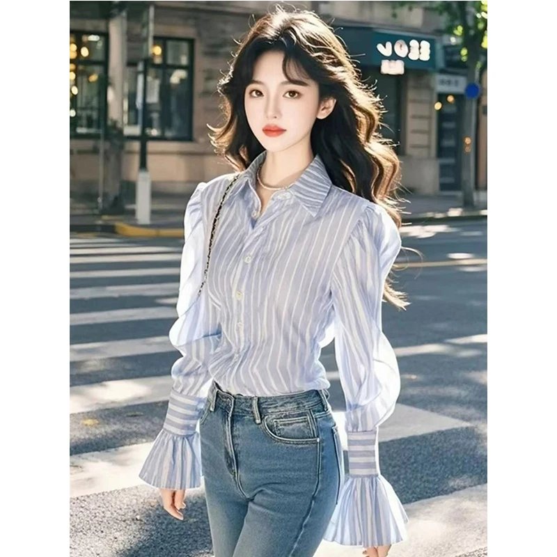 蓝色条纹衬衫2025新款时尚冬季今年流行高级感气质时尚喇叭袖上衣