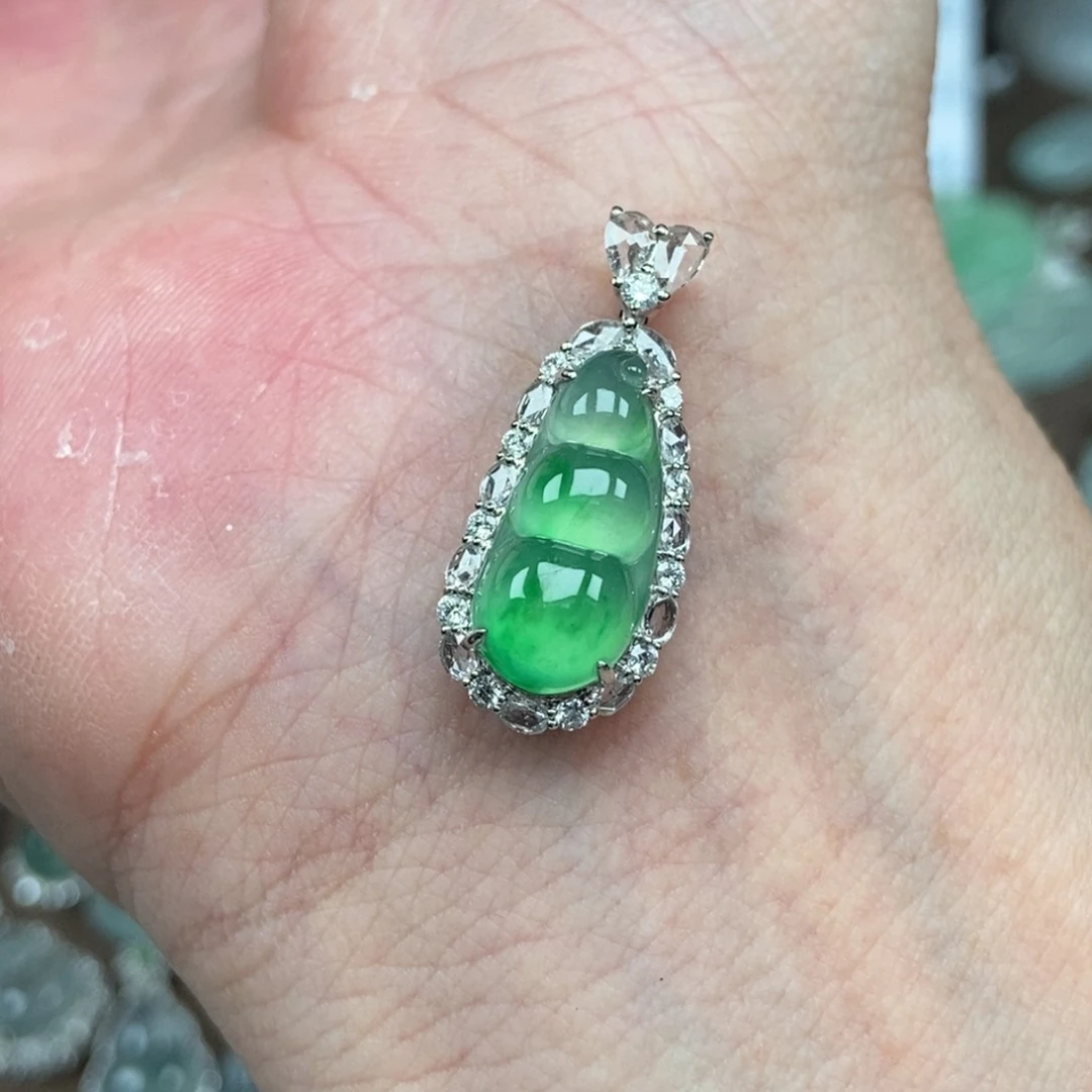 颈饰18K金镶嵌翡翠豆子