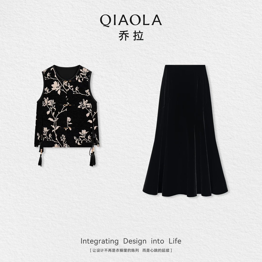 QIAOLA/乔拉【暮枝南下】秋季绒面暗纹提花盘扣马甲丝绒长裙