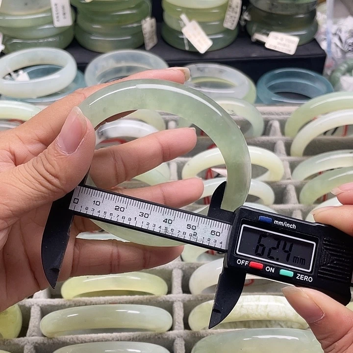蛇纹石玉未镶嵌手镯62