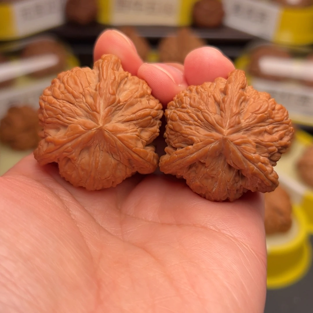 文玩核桃吊坠绣球