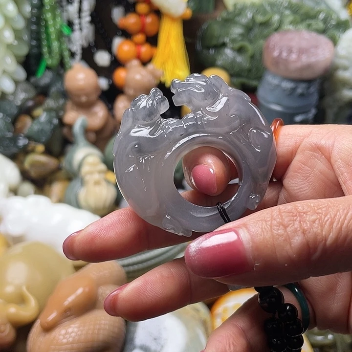 透闪石质玉未镶嵌颈饰