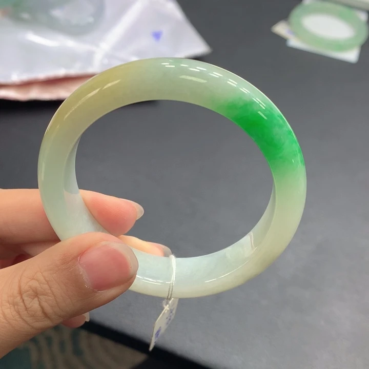 翡翠手镯未镶嵌翡翠