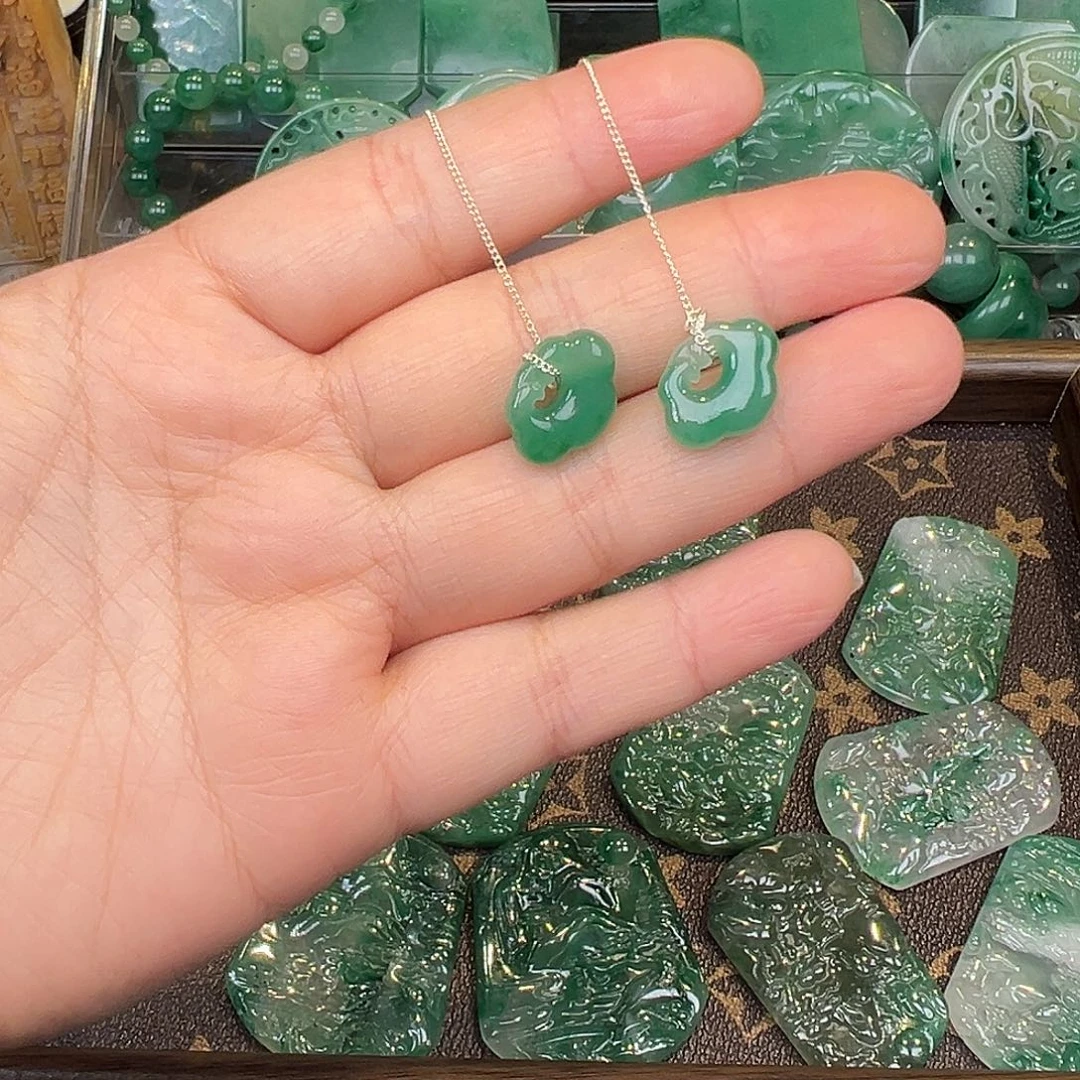 石英质玉（非洲翠）未镶嵌颈饰