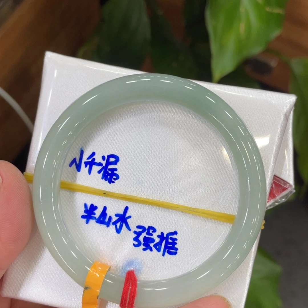 翡翠手镯未镶嵌翡翠