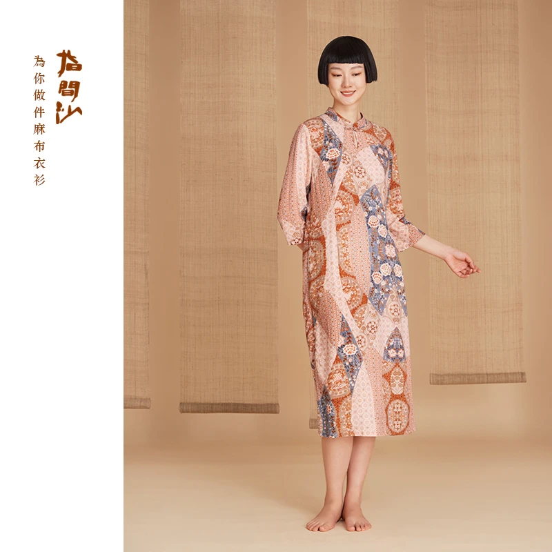 指间沙2525311原创女25春中式立领水滴领印花麻粘中长旗袍多花色