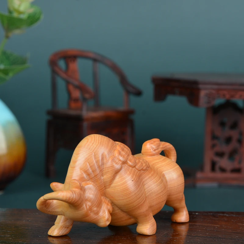 天然崖柏木雕斗牛牛气冲天手把件客厅汽车装饰创意生肖牛