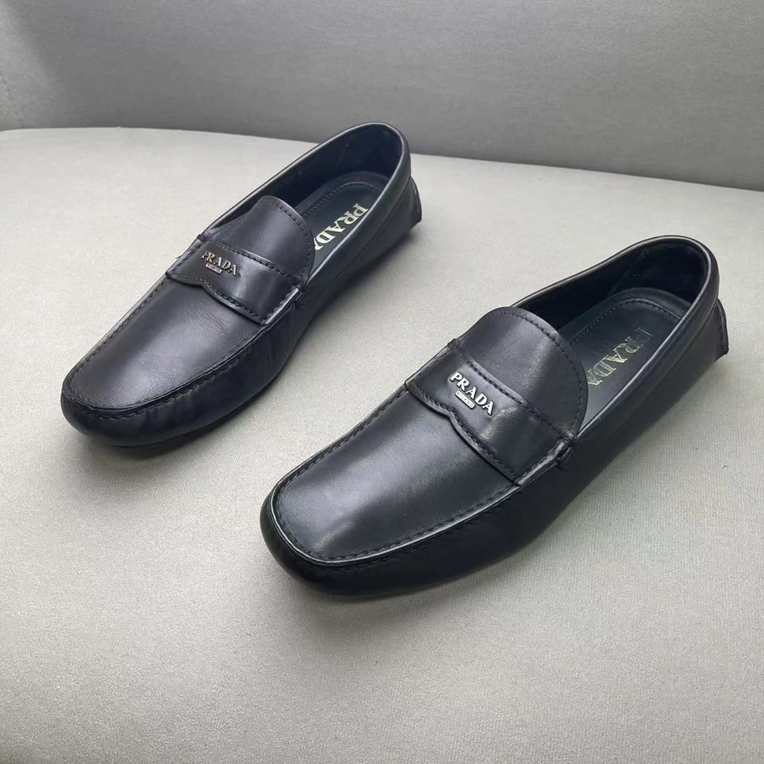 95新 Prada/普拉达 黑色皮面银标logo休闲百搭舒适豆豆鞋 42码